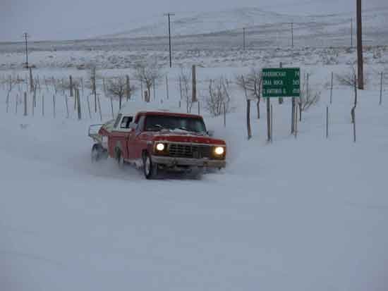 Durante toda la noche las condiciones climáticas permanecieron inalterables y la nieve acumulada alcanza los 30 centímetros en algunos sectores. (FOTO: José Mellado)