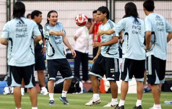 La "Pulga" no entrenó a full, aunque se descuenta que estará desde el arranque ante Costa de Marfil.