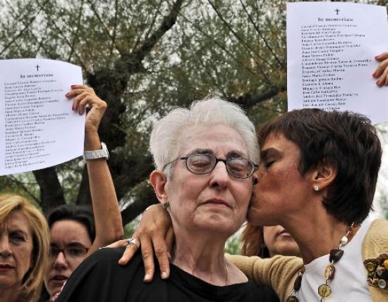 Pilar Ruiz, al frente de una de las asociaciones de víctimas del terrorismo, en un acto en contra de la liberación de De Juana Chaos. 