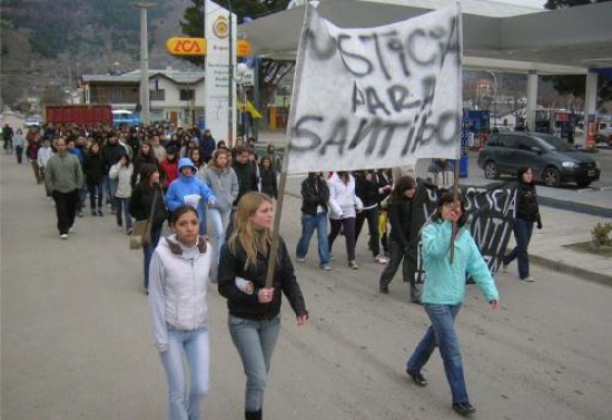 Los amigos de Santiago Bentez decidieron manifestarse en las calles de la ciudad chubutense.