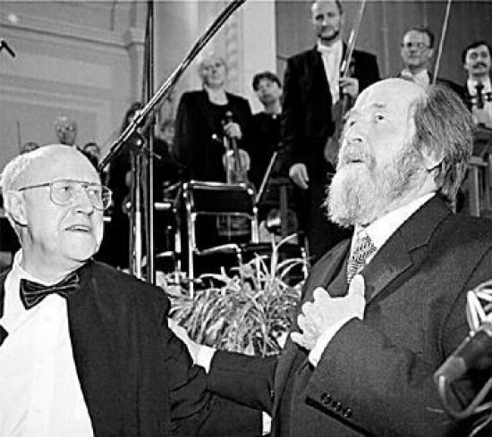 Solzhenitsyn demostr que la integridad de una persona puede derrotar la prepotencia de un imperio. En 1998, el gran cellista Rostropovich dio un concierto para celebrar el 80 cumpleaos del escritor.