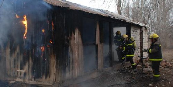 ROCA (AR).- Una vivienda deshabitada de la zona cercana a Paso Crdoba fue escenario de un incendio, cuando ayer por la tarde ardi durante una hora hasta que una dotacin de los bomberos voluntarios pudo apagar las llamas.