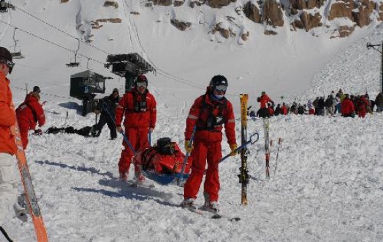 Un centenar de personas participó de la búsqueda del joven. Cuatro perros colaboraron en el rastreo. Randall Stacey (de 16 años) estaba lúcido pero aturdido, dijo el médico que lo atendió en la montaña.