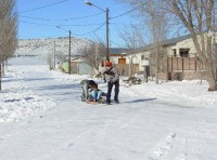 Pasó la tormenta, salió el sol y los chicos improvisaron sus trineos para poder disfrutar de la nieve en las calles jacobacinas.