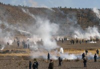 Dos mineros murieron en los enfrentamientos con la policía en Oruro, que arrojó gases desde las lomas. Uno de ellos, por impacto de bala. 