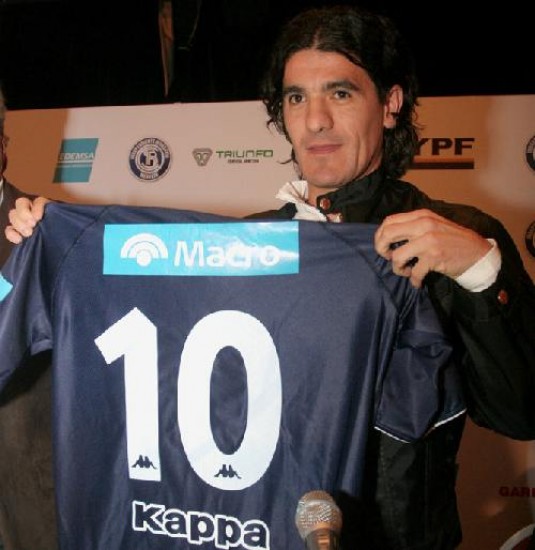 De azul. El jujeño fue presentado como nuevo jugador de Independiente Rivadavia.