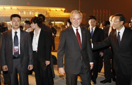 Bush llegó anoche a China para participar de la ceremonia inaugural y criticó la represión en el Tíbet.