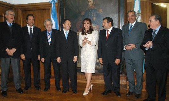 La presidenta se rodeó de gobernadores cercanos a su gestión en su viaje a Mendoza.