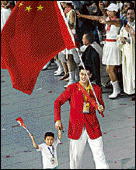 Vuela, vuela Li Ning y está cerca de prender el pebetero. Yao Ming y Lin Huan, el pequeño que sobrevivió en el terremoto de Sichuan.