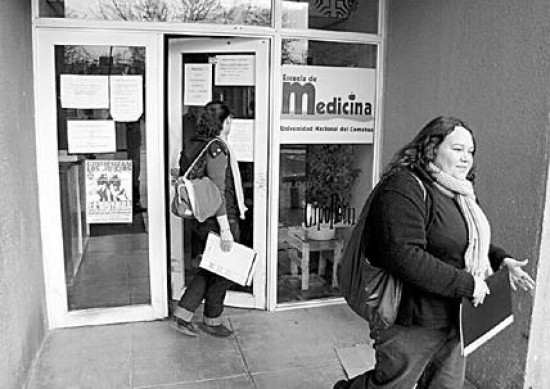 La comunidad de la Escuela de Medicina cree que es tiempo de que sus representantes empiecen a tener voz en la UNC.