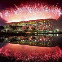 La llama encendida y el Estadio Nacional colmado. La ceremonia fue tildada como la mejor de la historia. En su interior, a full. Y desde afuera, una toma impactante del "Nido de pjaros".