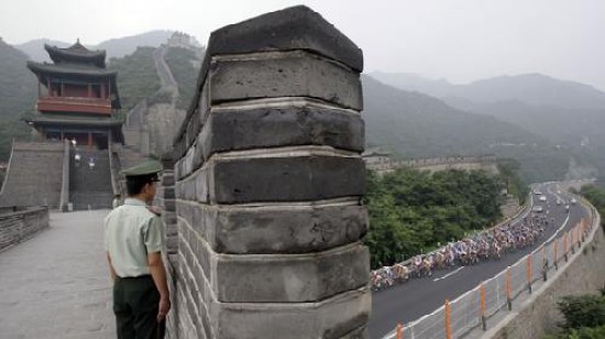 La metrpolis china fue prcticamente cerrada para la prueba ciclstica de ruta de ayer. En Pekn, la polica est en todos lados y en mxima alerta. No quieren ningn tipo de disturbios.