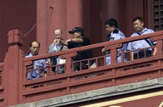 La policía china examina una parte del segundo piso de la Torre del Tambor, popular enclave turístico desde donde se tiró el homicida. 