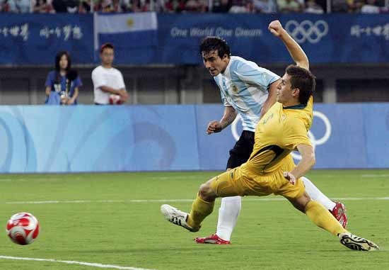 El momento previo a Ezequiel Lavezzi anotando el nico gol del partido.