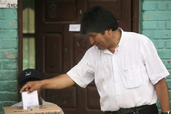 El presidente de Bolivia, Evo Morales, en el momento de emitir su sufragio. Foto: AP