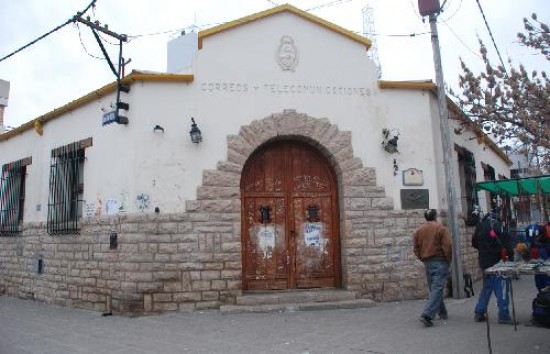 La licitación publicada días atrás. Sólo "mantenimiento y adecuación". La fachada del edificio que ocupa la esquina más céntrica de la ciudad. Un diseño pensado para la cordillera, al que se sumaron años de abandono.