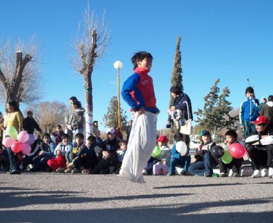 Los nios de los pueblos originarios tambin celebraron a su estilo su da. La comunidad mapuche Kintull Follil realiz el sbado una jornada especial dedicada a los nios de la comunidad en el ex club del crculo de hierro, al pie de las sierras. Al amanecer se realiz una rogativa, pasaron el da pero especialmente compartieron juegos como un partido de paln -similar al hockey- y un torneo de tiro con boleadoras. Ayer en el polideportivo se realiz la jornada central del Da del Nio, organizada por el municipio, mientras que en la unidad bsica frente a la plaza tambin hubo actividad al aire libre. Los juegos y los regalos fueron el deleite de los ms chicos. (ASG)