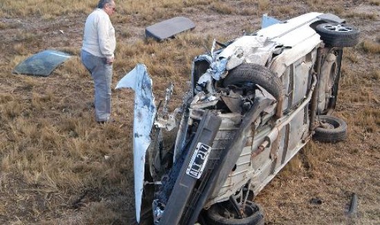 El Renault 9 quedó volcado al costado de la ruta. Su conductor fue sacado del interior y trasladado de urgencia al hospital.