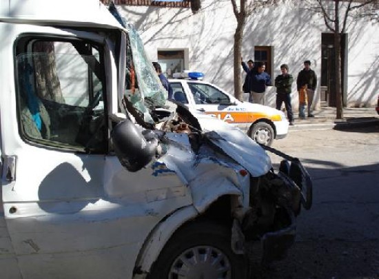 La Ford Transit qued con severos daos en la parte delantera.