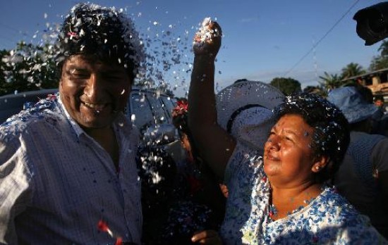 Evo es felicitado por sus seguidores al conocerse los primeros resultados de las votaciones. 