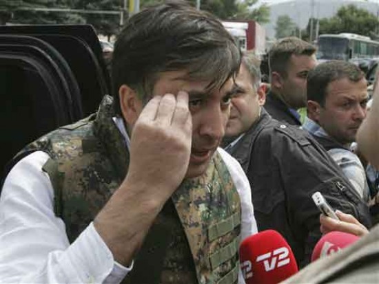 Mijail Saakashvili firmó el documento de alto al fuego ante el ministro de Relaciones Exteriores de Francia Bernard Kouchner y el canciller finlandés Alexander Stubb. (FOTO:AP)