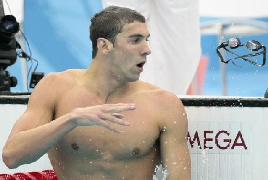 Phelps gan los 200 mariposa a pesar de que las gafas se llenaron de agua.