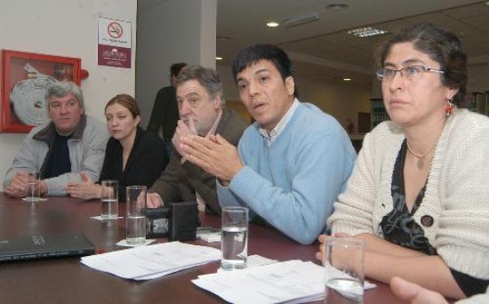 Las dos legisladoras de la coalicin y los principales referentes de las fuerzas que la integran dieron ayer una conferencia de prensa.