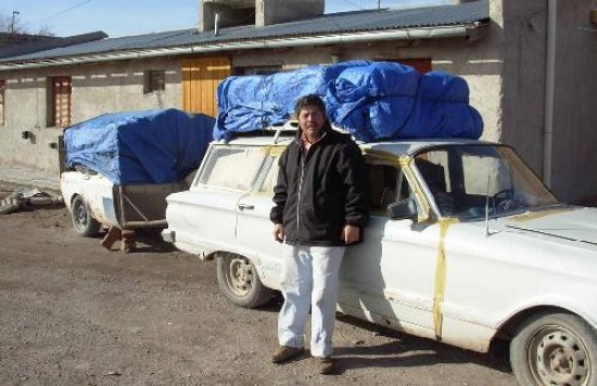 En el viejo Ford Falcon Rodolfo Calendino lleva leña, ropa y alimentos.