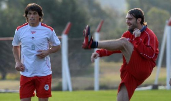 Montenegro, dueño de la pelota en el "Rojo". La dupla de ataque de Estudiantes seguirá conformada por Calderón y Boselli. 
