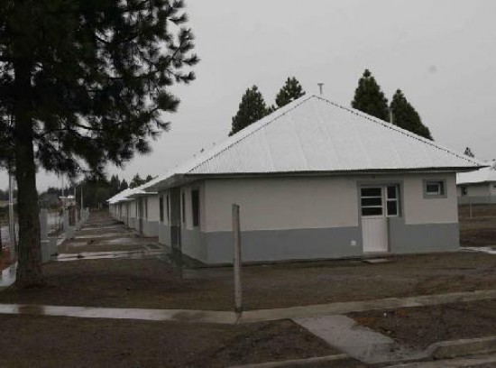Las nuevas casas albergarán a las familias que viven en zona de riesgo en la barda del Ñireco.