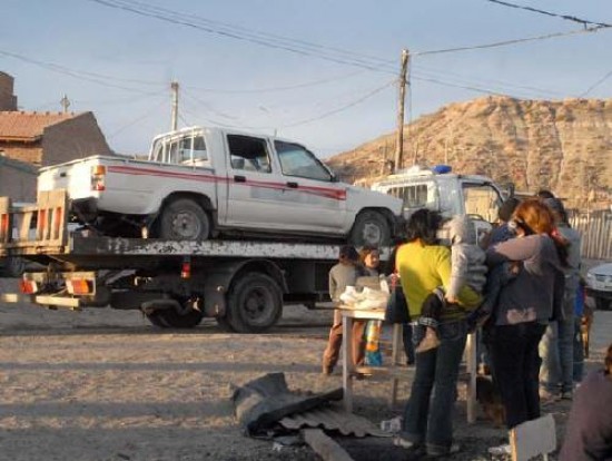 Los manifes-tantes de la toma entrega-ron ayer la camioneta municipal. 