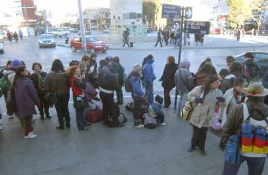 Muchas mujeres no pudieron ingresar al gimnasio del Parque Central. Foto: Luis Garca (agencia Neuqun)