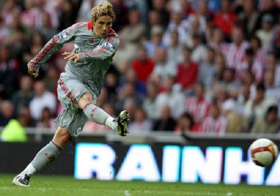 Fernando Torres y el gol. El espaol le dio el primer triunfo al Liverpool.