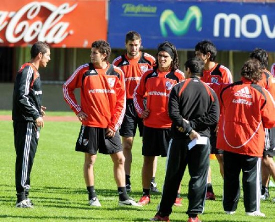Diego Simeone y sus jugadores. El entrenador ensayó variantes y se decidió por Salcedo y Falcao arriba.