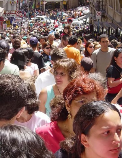 Una calle en Brasilia: el boom del consumo revela el momento económico que viven hoy.