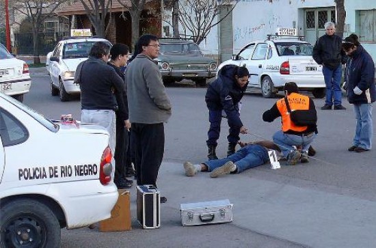 La policía llegó a tiempo para detener al malviviente, que estaba siendo agredido por un grupo de taxistas.