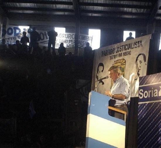Con bombos, pancartas y remeras que postulan ya a Soria como candidato para el 2011, los simpatizantes del PJ casi colmaron el Club del Progreso.