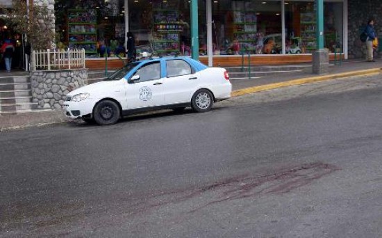 Una gran mancha de sangre, a pocos metros del "shopping", muestra el lugar exacto donde quedó tirada la jovencita muerta.