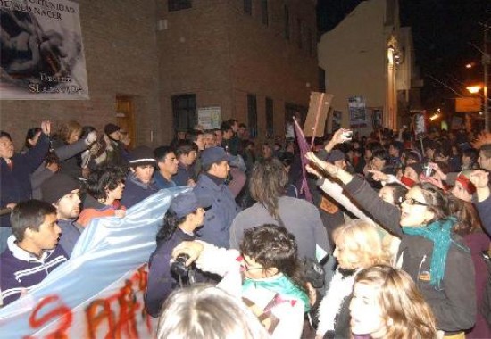 Tres momentos de la jornada de ayer:a la izquierda, incidentes en la catedral;arriba, el emotivo acto en recuerdo de Carlos Fuentealba en el CPEM23, y abajo la polmica irrupcin durante el homenaje al General San Martn, en pleno centro de la ciudad.