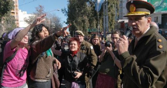 El general Prieto Aleman- di fue increpa- do por las manifes- tantes.