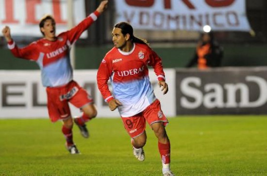 Dos delanteros, tres goles. Leguizamn factur de penal y tiro libre; el 