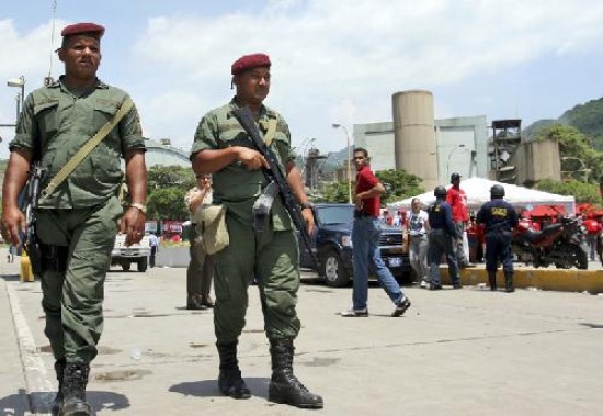 Militares y trabajadores acompaaron al ministro de Energa en la toma de instalaciones. 