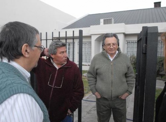 Los dirigentes Raúl Ginóbili (de pulóver oscuro) y Jorge "Goyo" Martínez, dos de las víctimas del violento atraco