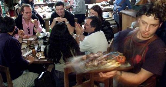 Un grupo de amigos que se reúne a comer en un restaurante del barrio de Belgrano, en Capital, paga hoy $ 83 per capita. El año pasado, $ 60.