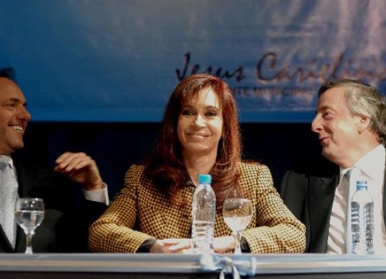 La presidenta se mostr ayer junto con su marido, quien estaba 