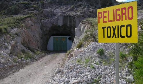 Se trata del lquido txico que est almacena-do en lo que fue el polvorn de la mina de Sierra Grande. 