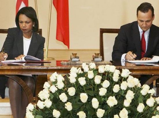 Rice y el canciller Sikorski firmaron ayer el acuerdo para usar las bases militares polacas en el sistema. 