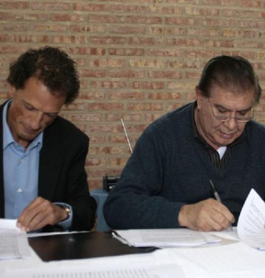 El titular del sindicato, Guillermo Pereyra, firma el acuerdo con la nueva obra social.
