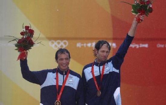 El do criollo consigui una buena clasificacin en la medal race, que defini su tercera ubicacin. El momento ms esperado.Los argentinos en el podio, despus de lograr una nueva medalla de bronce.