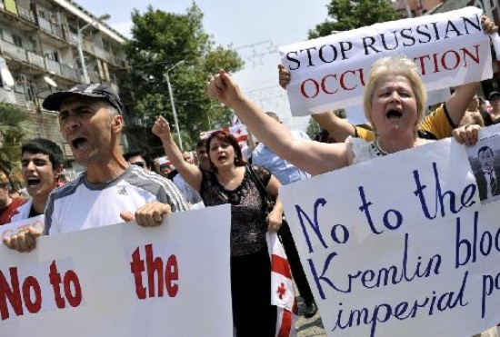  Georgianos protestan por la lentitud del retiro de tropas rusas de su territorio y el apoyo a grupos independentistas dentro de lo que consideran su territorio. 